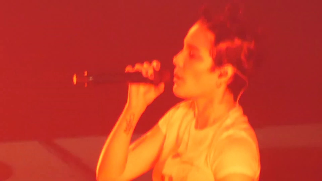 HALSEY talking & singing EXPERIMENT ON ME at Manchester Arena 12/03/2020 Manic World Tour HD
