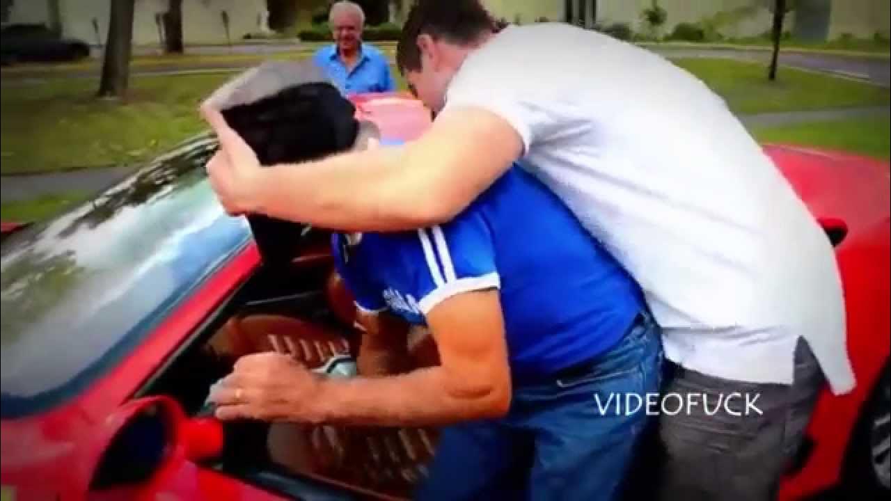 Родители подарили сыну автомобиль. Porsche cayenne братьев. Подарок родителям автомобиль. Подарить машину родителям. Мерседес мамы элджея.