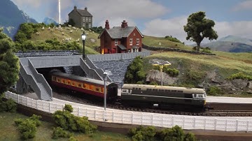 N gauge running Session, a short video with a couple of trains running around the layout
