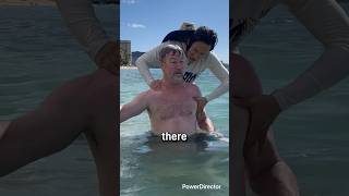 Ocean massage for American man in Waikiki beach 🌺 #hawaii #waikiki #massage #massageinhawaii