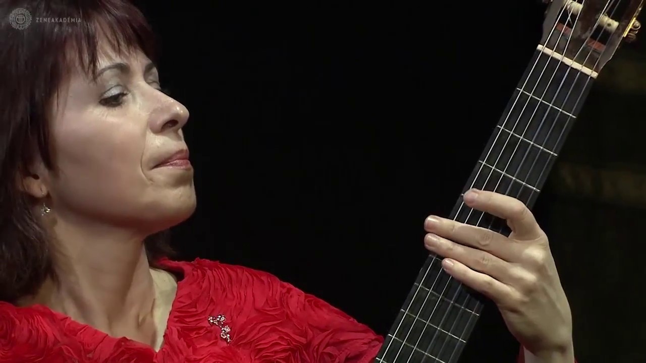Margarita Escarpa plays A. PIAZZOLLA (1921- 1992)/ L. BROUWER (1939): La muerte del ángel