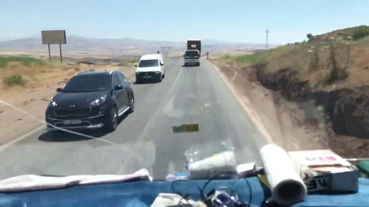 Batman/ Siirt arası. Dar ve virajlı yol.