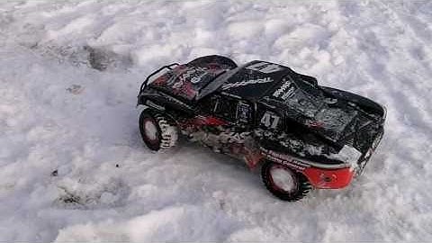 Traxxas Slash 4x4 VXL Snow bash in Slomo