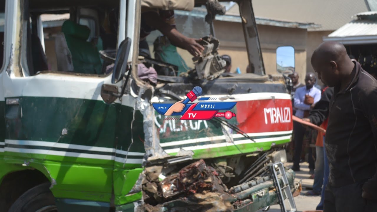 AJALI MBAYA YATOKEA! BASI LA ABIRIA LAVAMIA WAUZA MCHELE MASHINE YA BARIKI,MASHUHUDA WALIA NA MATUTA