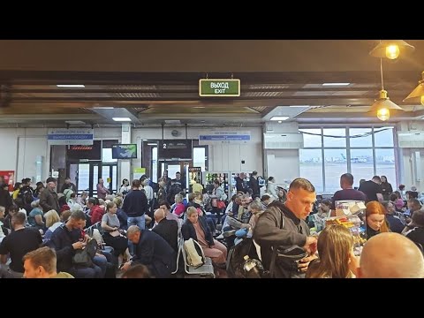 Толпа туристов трое суток провела в аэропорту Иркутска. Задержанный рейс вылетел в Пхукет