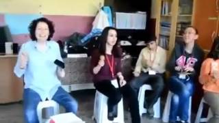 görme engelli öğrencilerden şarkı