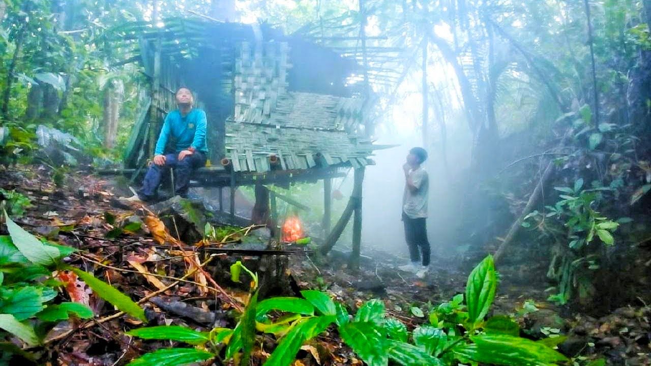 เข้าป่าดงดิบสร้างที่พักจากวัสดุธรรมชาติทั้งหมดเจอฝนถล่มหนักจนเกือนอนไม่ได้ี่[ #ไอซ์เดินป่า ]