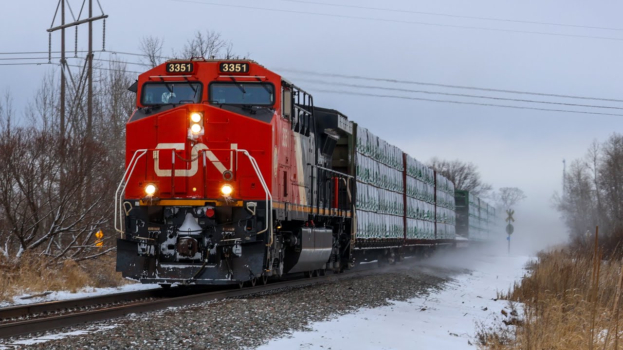 CN 3351 leads a fast M302 at MP 195! (1/16)
