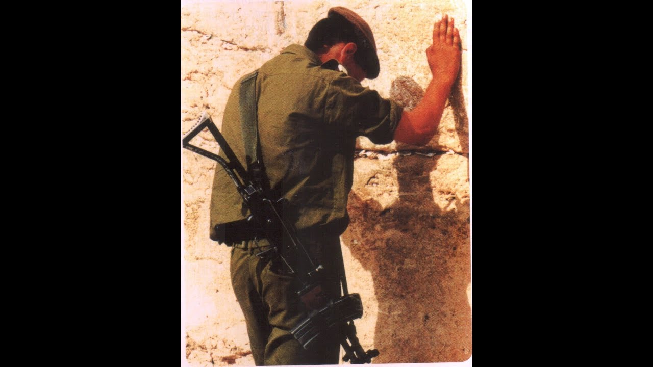 Еврейский солдат молится ружьем! Недельный раздел Ваишлах равнобедренной трапеции площадь