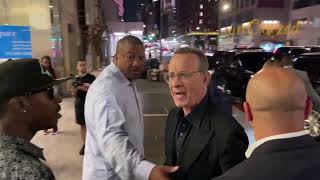 Tom Hanks rages, pushes and swears at fans after his wife Rita Wilson is nearly knocked over Resimi