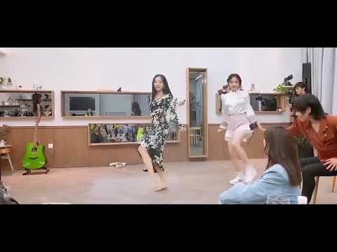 【会员抢先看】姐姐周边社：回忆杀！“佳霏猫”王霏霏孟佳合体再跳女团舞《乘风破浪的姐姐》|芒果TV会员频道