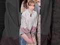 단체샷 앞으로 살짝 숙인 르세라핌 김채원 청핫팬츠 단체샷 앞으로 살짝 숙인 르세라핌 김채원 청핫팬츠