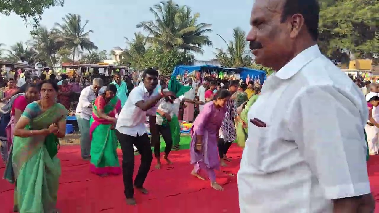 கிணத்துக்கடவு கல்லாபுரம் மாலை கோவில் வளாகத்தில் ரத்தினசாமி வள்ளி கும்மி குழு