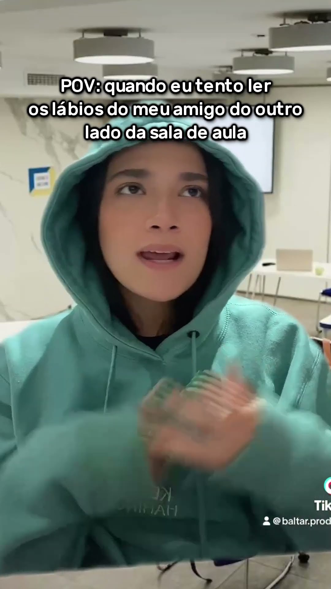 TENTANDO SE COMUNICAR COM SUA AMIGA DO OUTRO LADO DA SALA #shorts