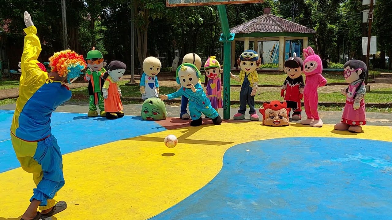 MELATIH BADUT BERMAIN SEPAK BOLA 🤡 LUCU DAN SERU GUYS ‼️