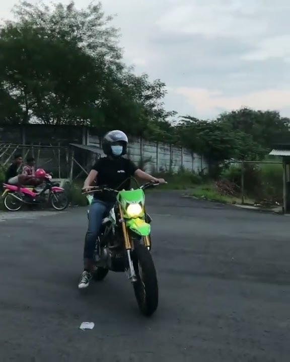 Supermoto Cantik Wheelie || story Wa keren