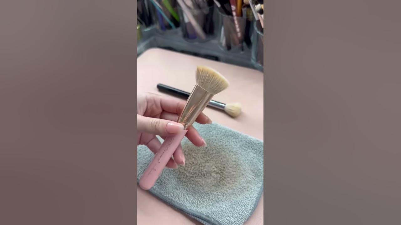 El truco definitivo para limpiar las brochas de maquillaje