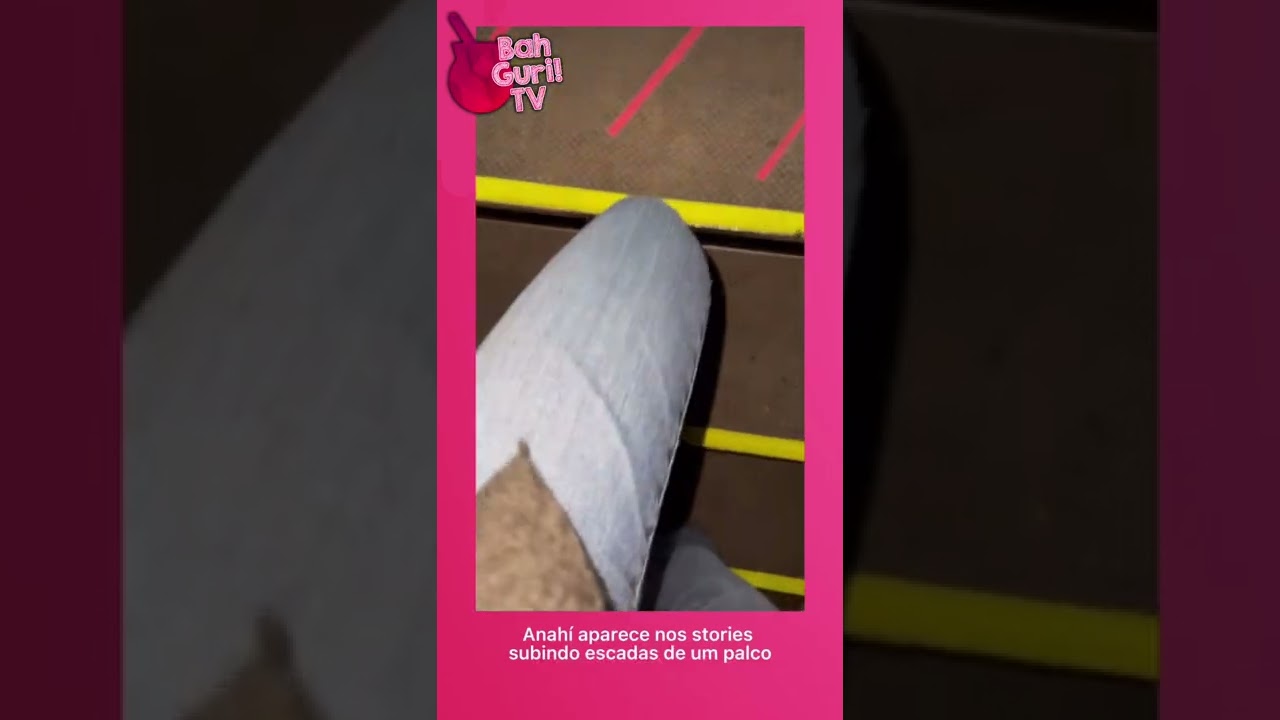 Ex-RBD AnahÍ aparece subindo escadas de um palco