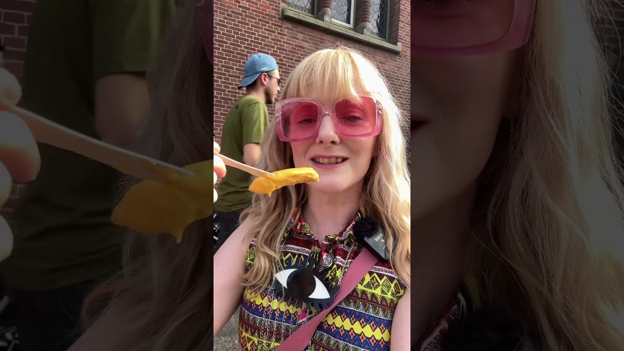 Manneken Pis (pissing boy, little pissing man? 🫣) in Amsterdam for fries 