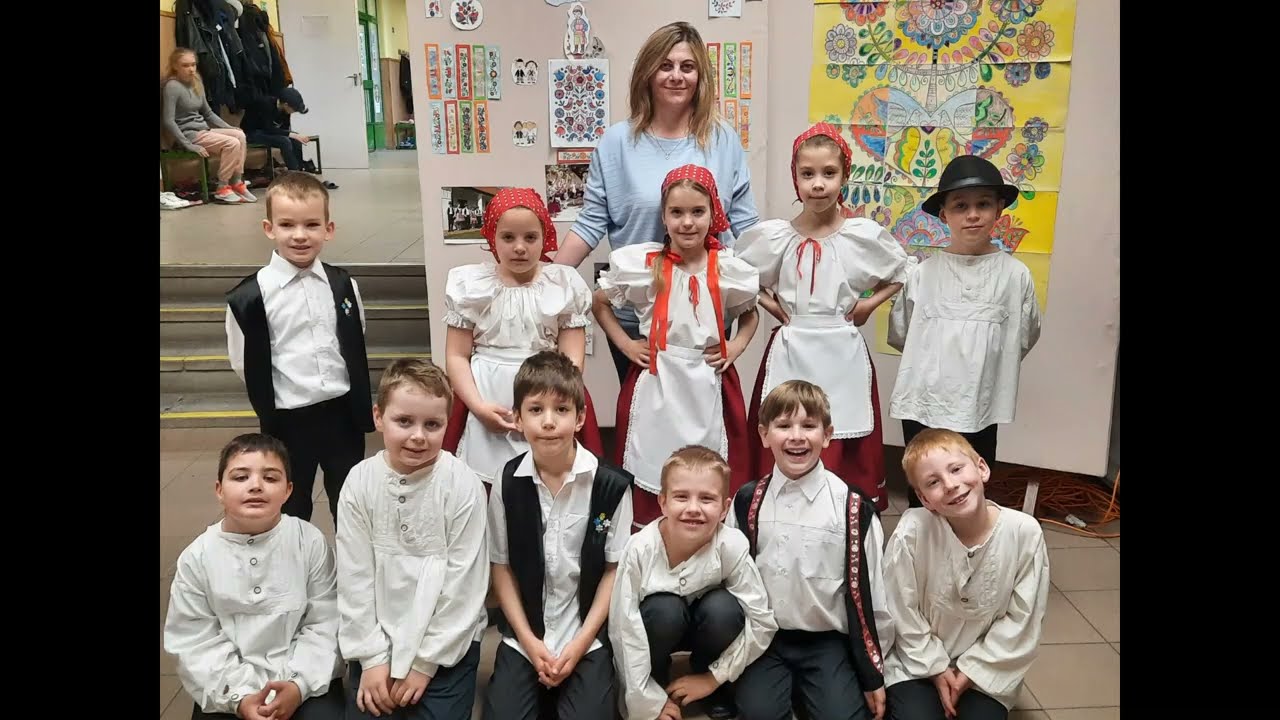 Népviseletek napja az iskolában- Mákvirág néptánc csoport Hort 2022.