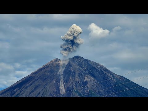 DETIK-DETIK SEMERU ERUPSI DI AWAL TAHUN‼️ABU VULKANIK 1.000 METER DAN PIJAR API TERLIHAT JELAS