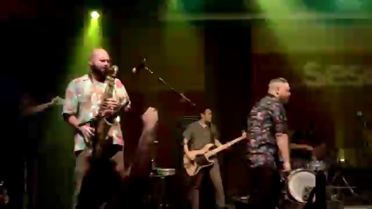 documentário lixo extraordinário Rodrigo Ogi e Mao - Papai Noel FDP (Garotos Podres) [ao vivo no Sesc Pompéia]