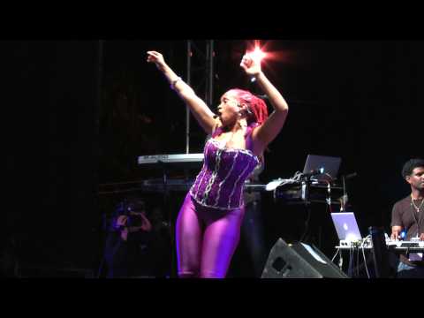 Alison Hinds_Roll it (live)