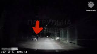 В мережі ширилося відео, де водій, вночі, гучно роз'їжджав містом на мопеді