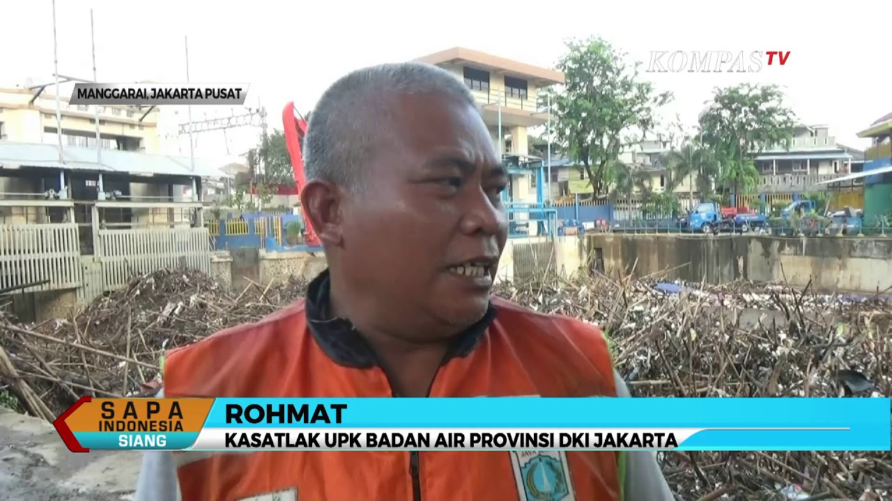 babette's feast Hujan Guyur Jakarta, Sampah Menumpuk di Pintu Air Manggarai