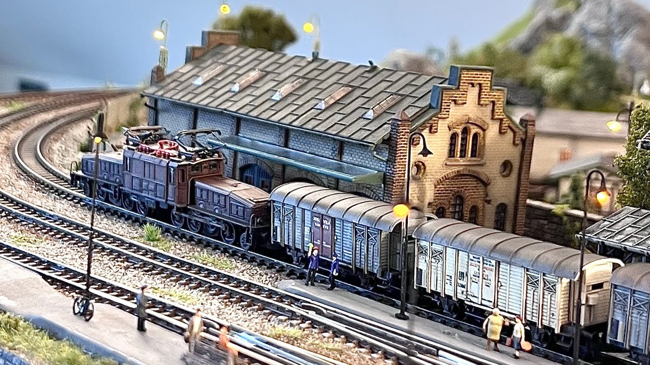 Swiss Crocodile Ce 6/8 II with wine cars: Weathered Z Scale