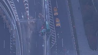 首都高でダンプ横転し死亡  土砂散乱、付近通行止め