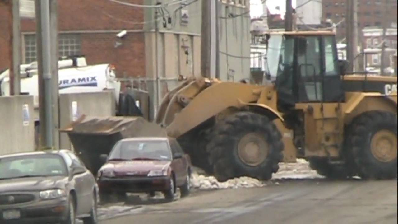 Cat 980G playing in traffic