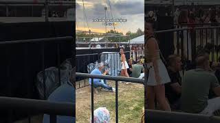 Bir Babanın Minik Kızıyla Manifest Konseri Öncesindeki Sevimli Anları Yürekleri Isıttı