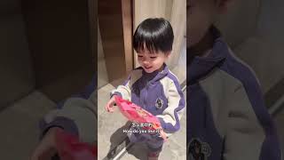 Download Lagu Lewen宝宝去楼下帮爸妈拿快递出库，顺便收获辛苦费棉花糖一包，还被叔叔夸聪明很开心！穿着老虎衣服做起歌唱家，各种歌曲唱着一首接一首根本停不下来！ MP3