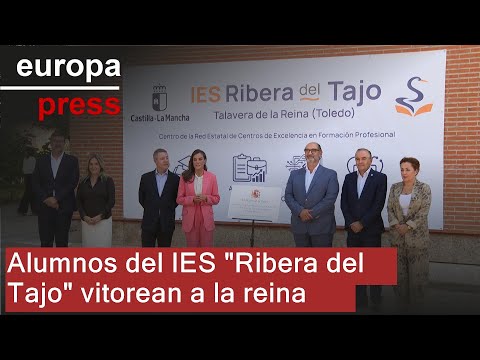 Students at 'Ribera del Tajo' High School in Talavera welcome the Queen with cheers