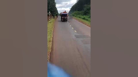 xe công nông xuống dốc tốc độ cao Farm vehicle going downhill at high speed