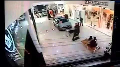 Momento del robo a la joyera Bizzarro en Plaza El Dorado