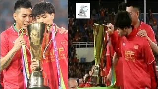 Khoảnh khắc Công Phượng tỉ mỉ kiểm tra cúp vàng là thật hay giả "bất ngờ" lọt top 1 tìm kiếm Google