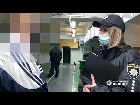 Поліцейські оглядають місце події