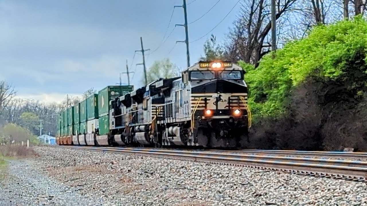 NS4158 now has a horn similar to SD70ACe. Northbound NS26C intermodal ...