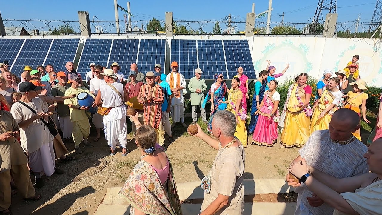 Глазами Божеств Господа Джаганнатхи ))). Ратха-ятра. Разбиение кокосов. RATA-YATRA in Yekaterinburg.