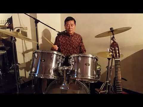 星の流れに『菊地章子』昭和の名曲。戦後まもなくの曲なのに女の嘆きを綴ってる。