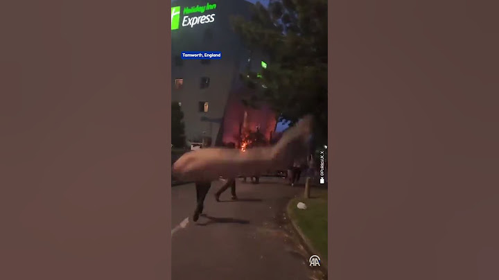 Footage shows rioters set fire to a Holiday Inn Express housing asylum seekers in Tamworth, England