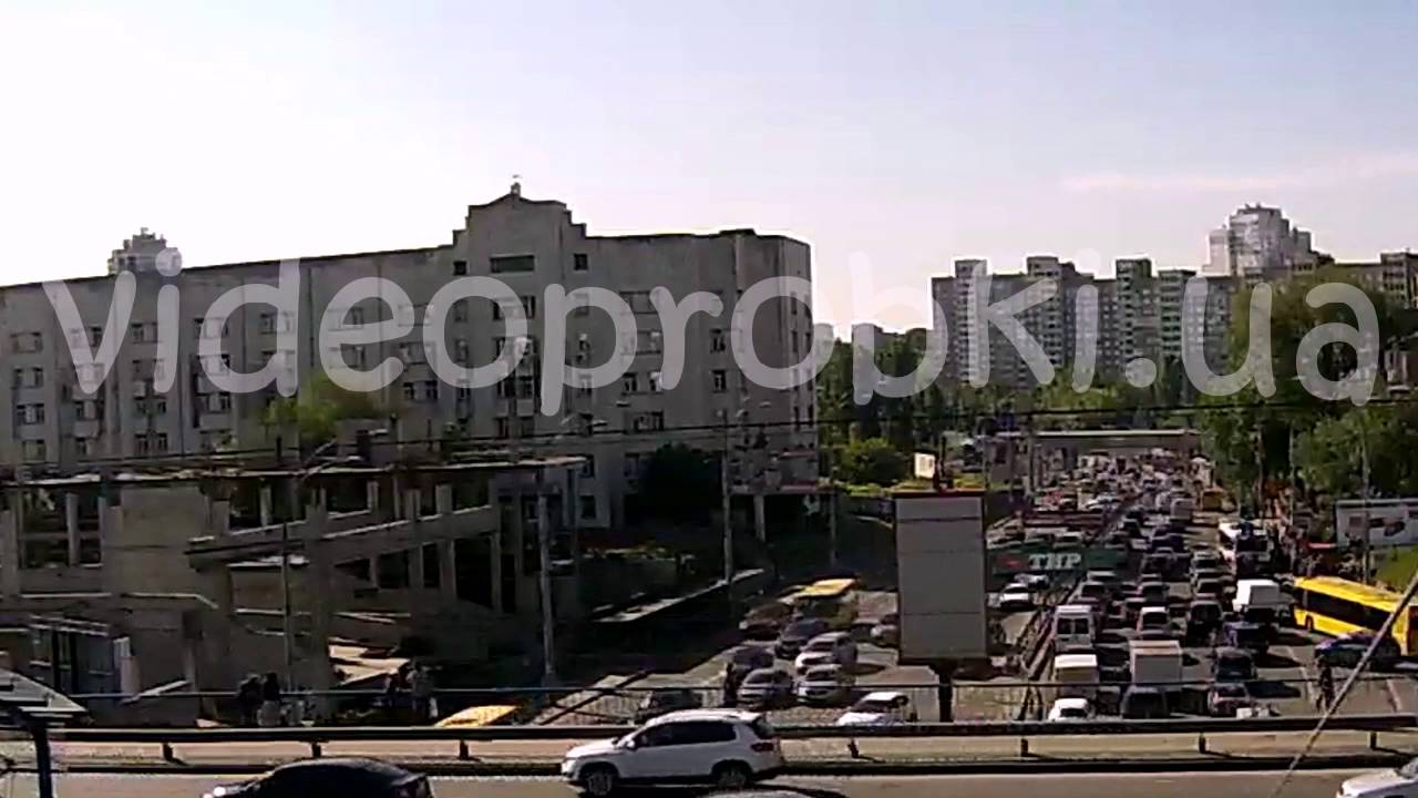 В Киеве в ДТП столкнулись 12 автомобилей