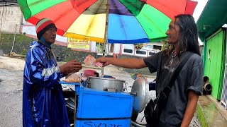 Melongo!! Penjual siomay bingung ketika harga 5000 di bayar dengan lima lembar uang kertas merah