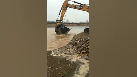 MONDE rotary screening bucket, working in the river