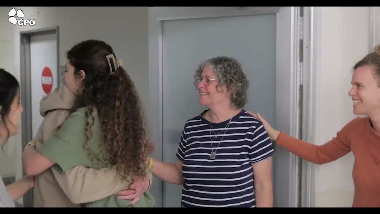 קית' סיגל במפגש ראשון ומרגש עם בנותיו