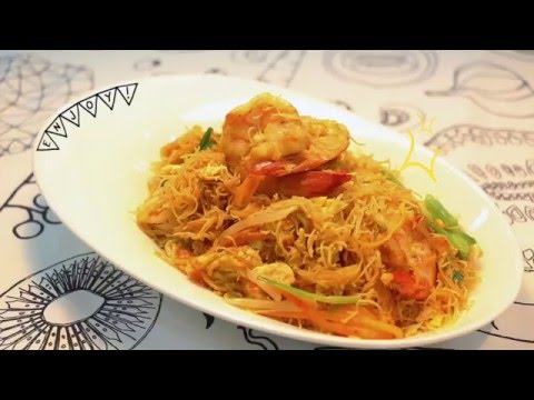 หมี่ผัดผงกะหรี่ [Yellow Curry Stir-Fried noodles] by Lobo