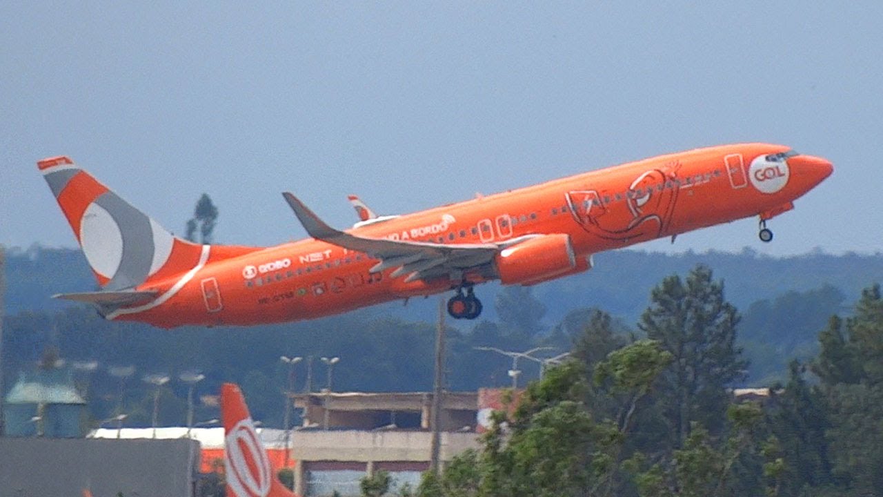 Fazendo Vídeos Engraçados No Salão Do Aeroporto Imagem de Stock - Imagem de  sair, olhar: 182711083