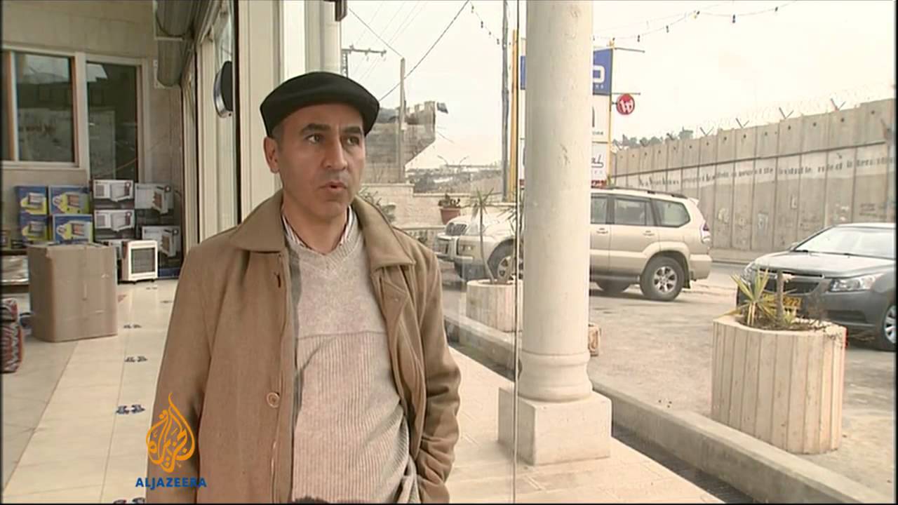 آلاف الأشخاص يقدمون واجب العزاء الأخير لأرييل شارون